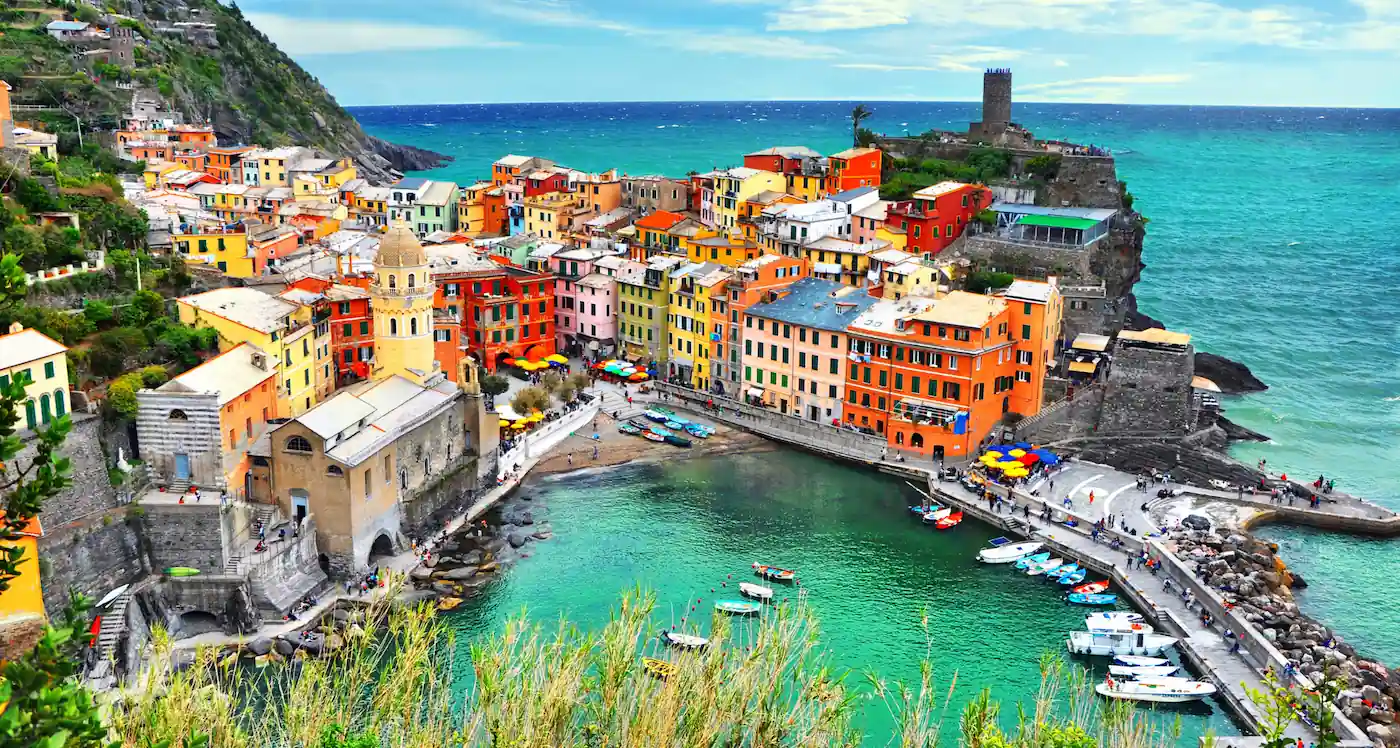 Vila costeira de Vernazza, na Itália, inspiração do empreendimento